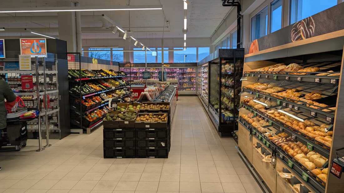 Umbau Denner Filiale in Feldmeilen , Endzustand des Neuen Ladenkonzept. Die arbeit von der Rolf Hüni GmbH war die Projektleitung und Bauleitung des Innenausbau 