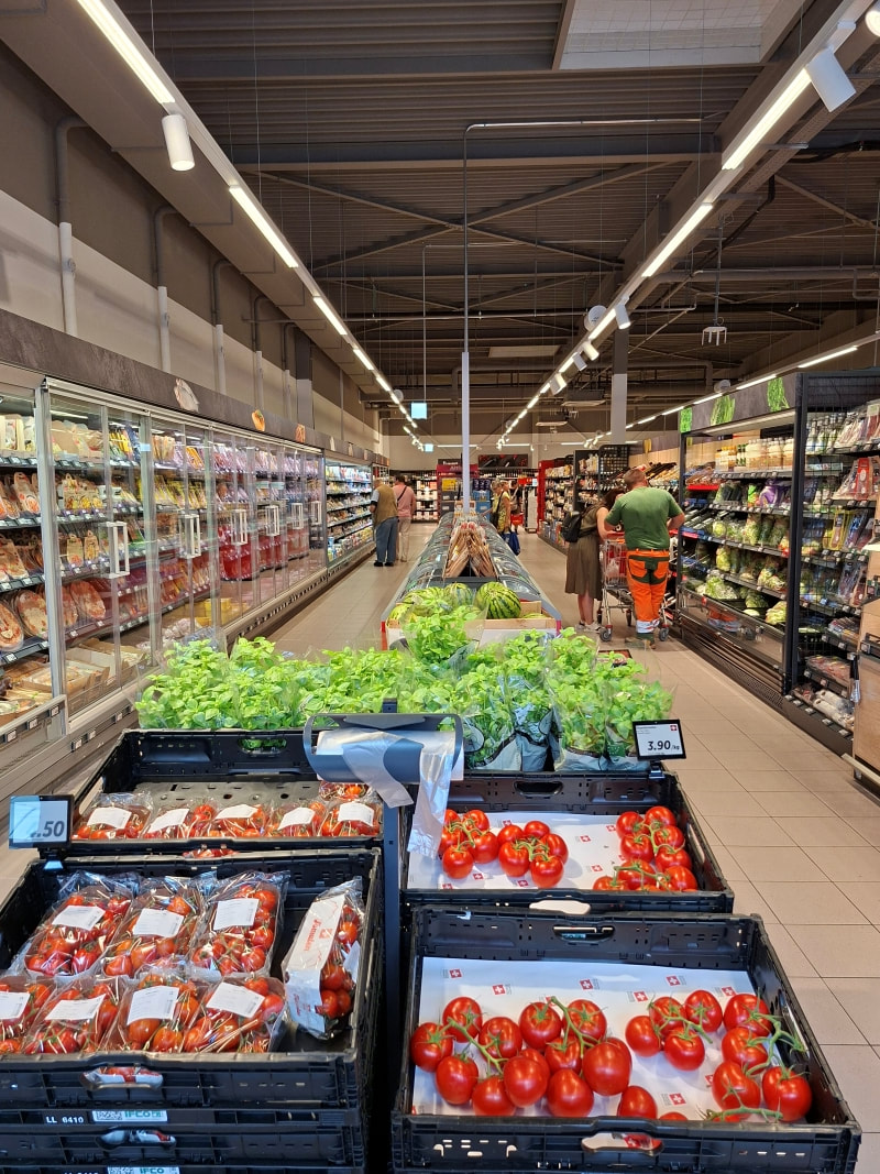 Umbau Denner Filiale in Schluein bei Ilanz GR , Endzustand des Neuen Ladenkonzept. Die arbeit von der Rolf Hüni GmbH war die Projektleitung und Bauleitung des Innenausbau