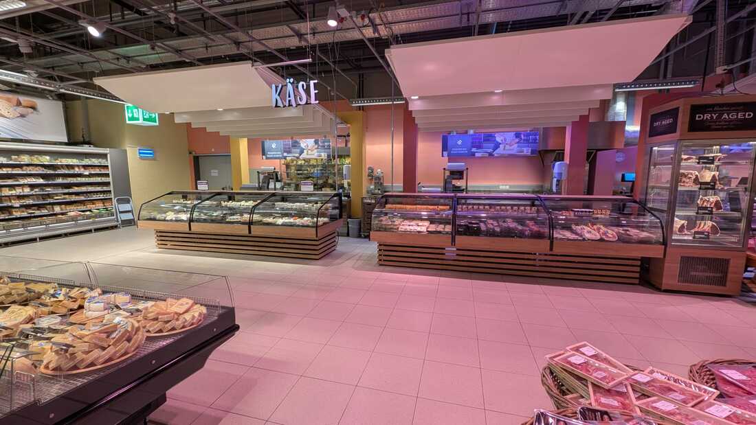 Umgestalltung des Thekengeschfts der Migros Luzern auf SB Konzept im Bereich Charcuterie und Käserei . Endzustand des neuen SB Konzeptes Unsere Leistungen war Die Projekt und BAuleitung über alle Gewerke samt den Internen abstimmungen. Filiale im Länderpark NW