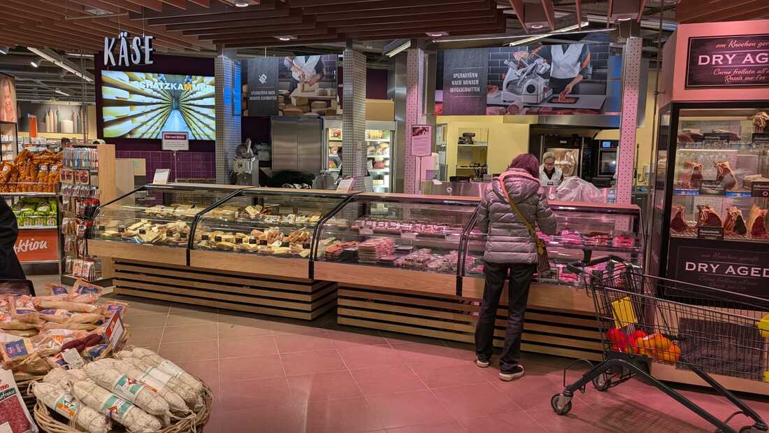 Umgestalltung des Thekengeschfts der Migros Luzern auf SB Konzept im Bereich Charcuterie und Käserei . Endzustand des neuen SB Konzeptes Unsere Leistungen war Die Projekt und BAuleitung über alle Gewerke samt den Internen abstimmungen. FIliale im Mythen Center SZ