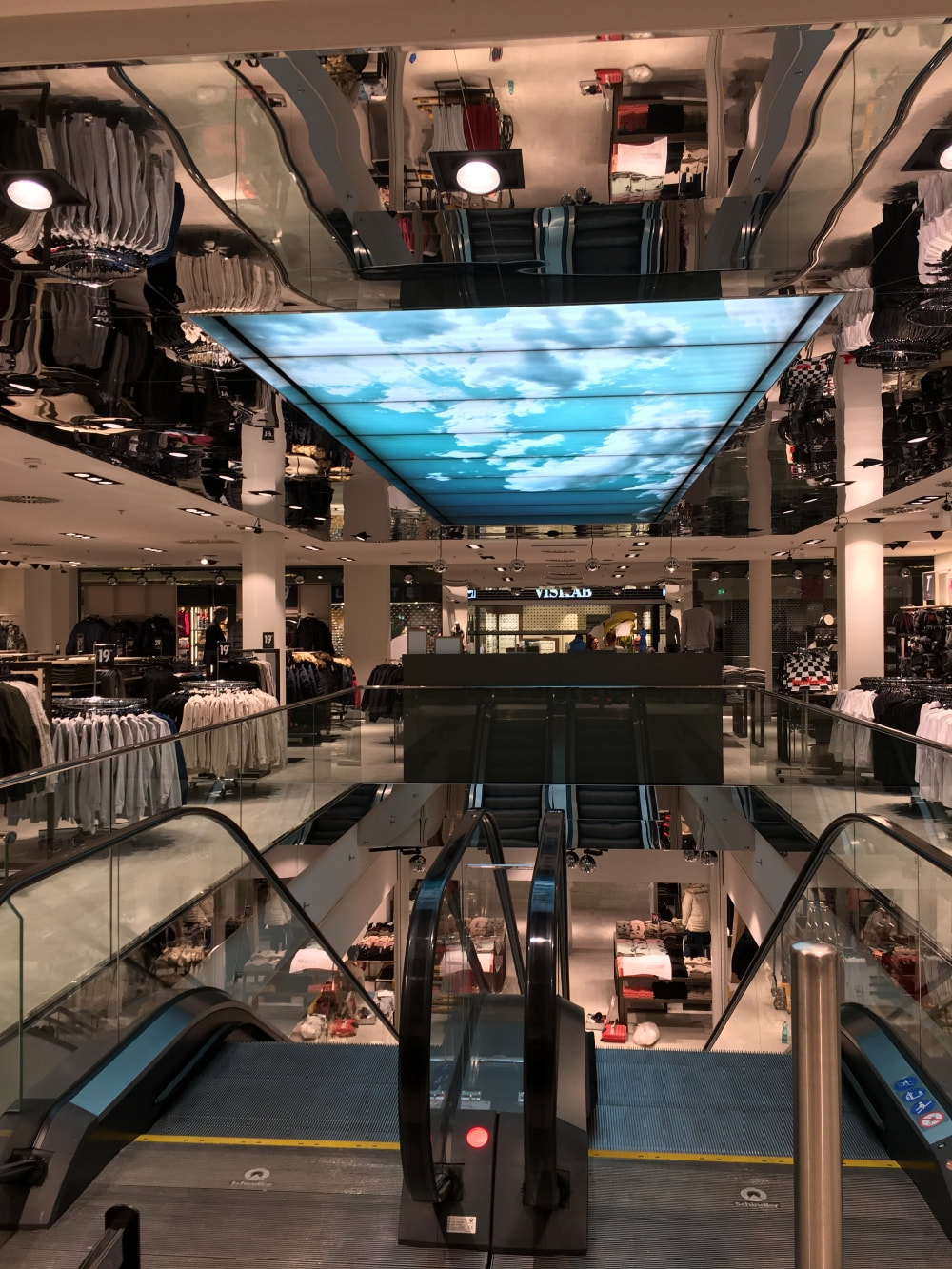 Bauliche Begleitung (Projektleitung & Bauleitung) des Innenausbaues  der neu eröffnung New Yorker in der Mall of Switzerland 