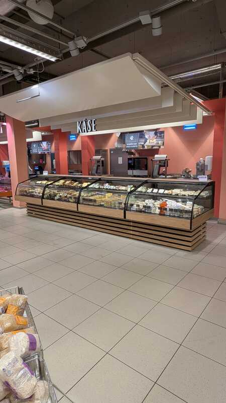 Umgestalltung des Thekengeschfts der Migros Luzern auf SB Konzept im Bereich Charcuterie und Käserei . Endzustand des neuen SB Konzeptes Unsere Leistungen war Die Projekt und BAuleitung über alle Gewerke samt den Internen abstimmungen. Filiale im Seetalcenter Hochdorf